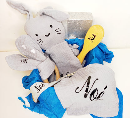 Coffret Cadeau de Naissance Personnalisé – Doudou, Hochet, Attache Tétine