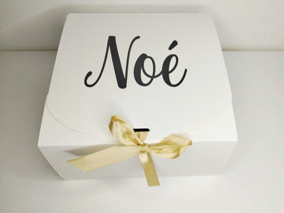 Coffret Cadeau de Naissance Personnalisé – Doudou, Hochet, Attache Tétine, Cartes Étapes Bébé