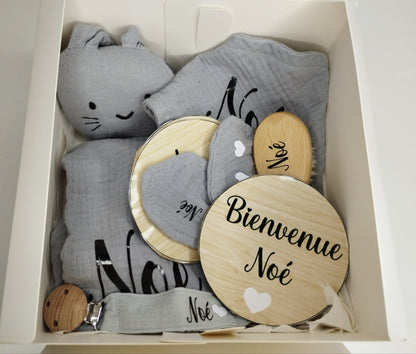 Coffret Cadeau de Naissance Personnalisé – Doudou, Hochet, Attache Tétine, Cartes Étapes Bébé