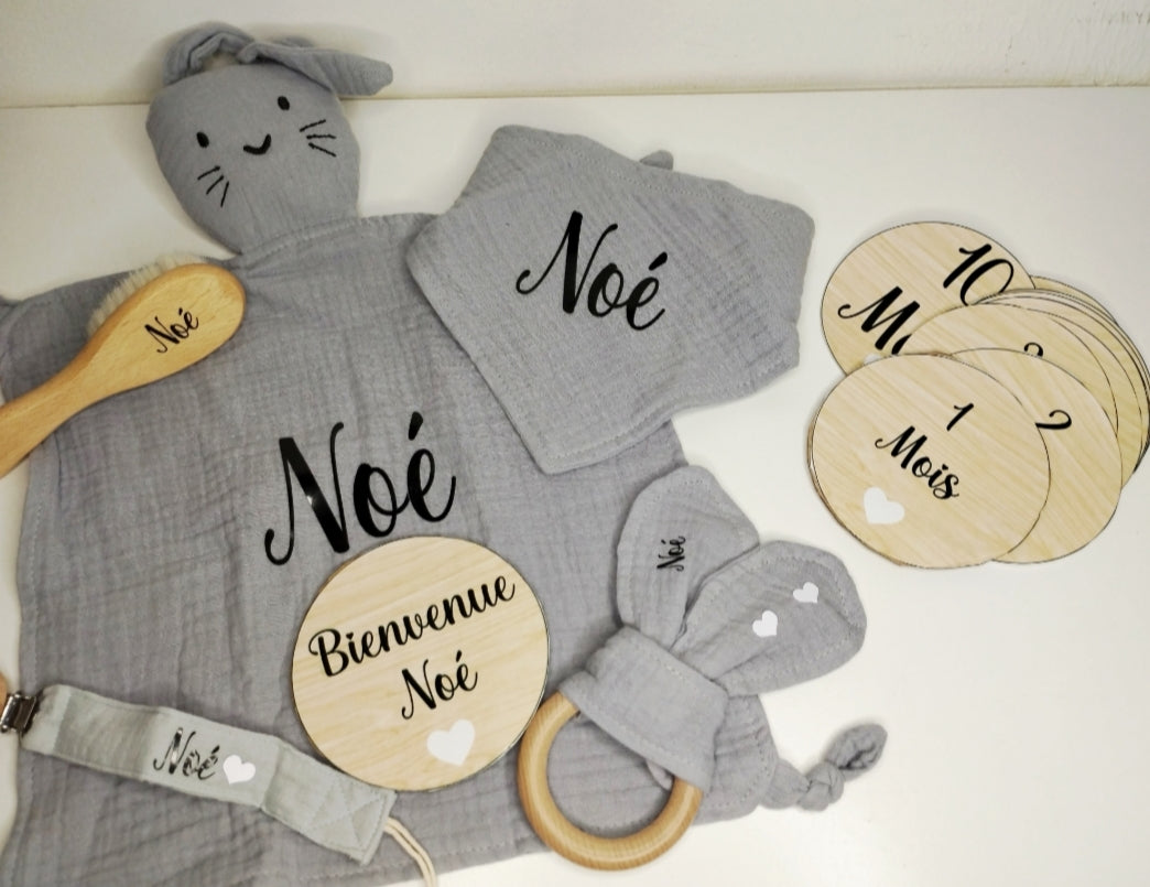 Coffret Cadeau de Naissance Personnalisé – Doudou, Hochet, Attache Tétine, Cartes Étapes Bébé