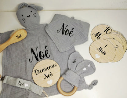 Coffret Cadeau de Naissance Personnalisé – Doudou, Hochet, Attache Tétine, Cartes Étapes Bébé