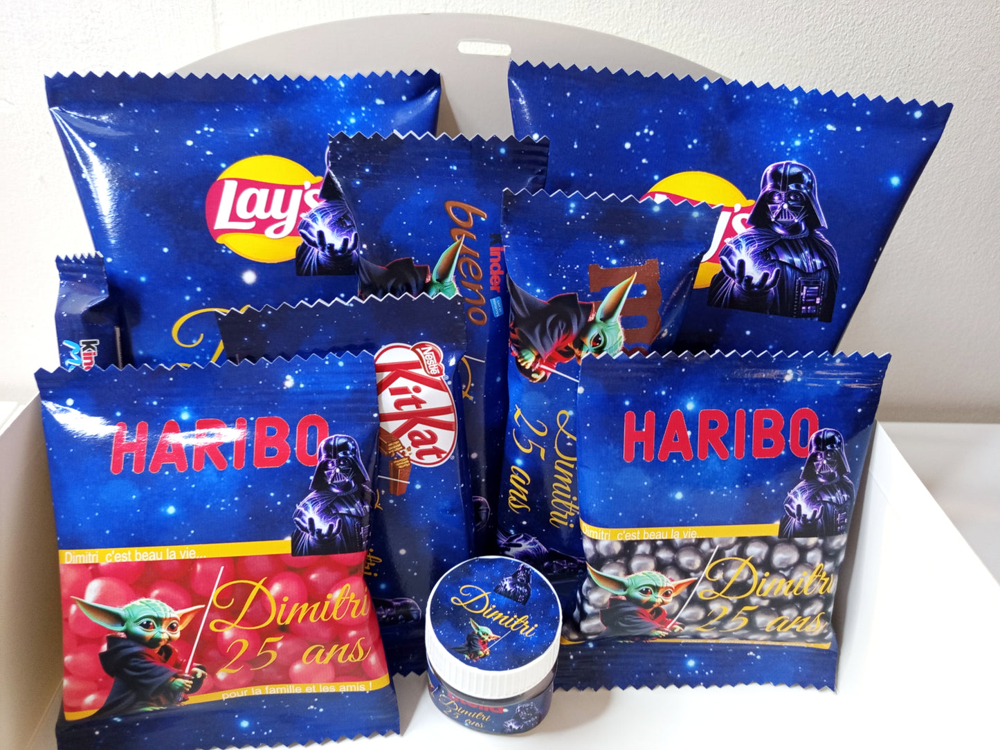 Box gourmande anniversaire personnalisée à offrir (X 10 articles),