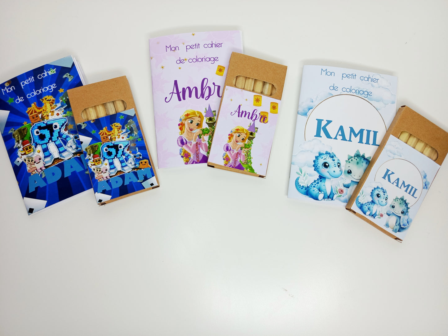 Mini cahier de coloriage avec ses crayons de couleurs personnalisé  (x2)